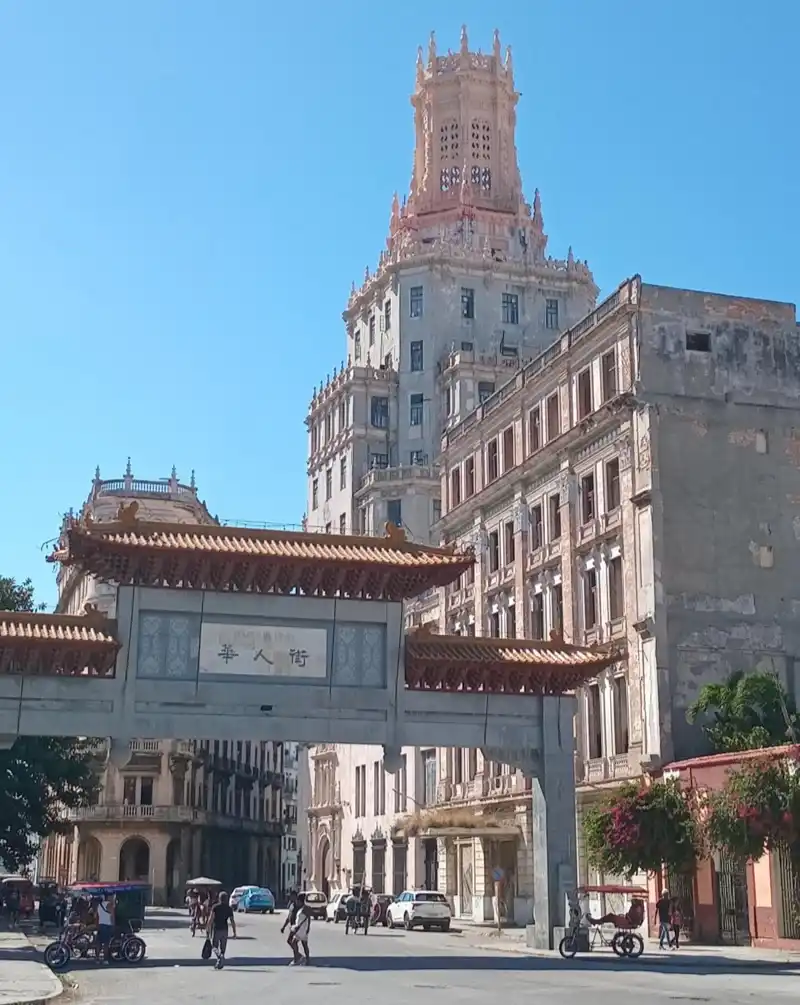 Photos of the Chinese Gate (Puerta de Tierra de Chinos) around
          Havana's Chinatown (Barrio Chino), taken from my January 2026 trip.