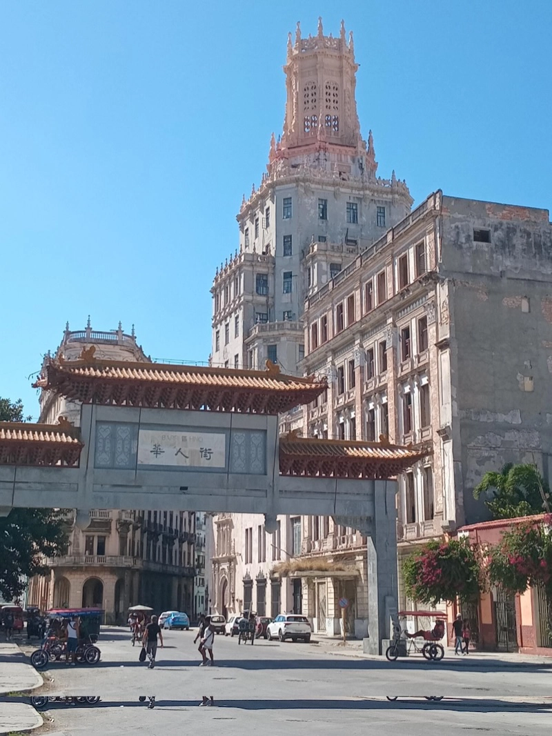 Photos of the Chinese Gate (Puerta de Tierra de Chinos) around
          Havana's Chinatown (Barrio Chino), taken from my January 2026 trip.